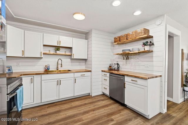 215 Maple Drive, Ocean Springs, MS 39564