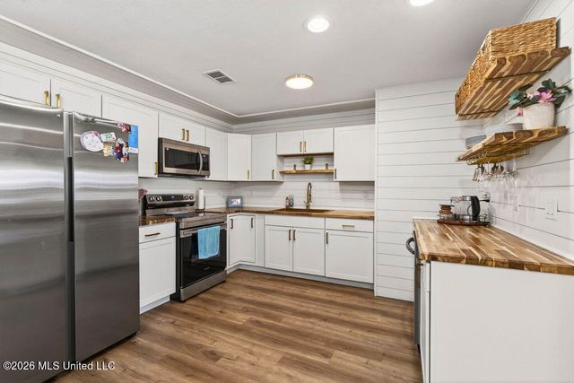 215 Maple Drive, Ocean Springs, MS 39564