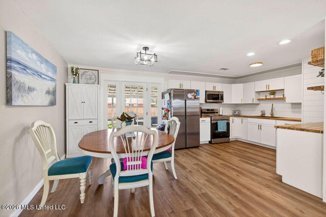 215 Maple Drive, Ocean Springs, MS 39564