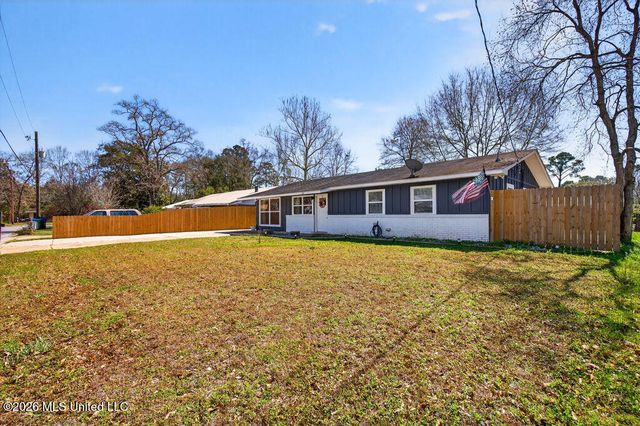 215 Maple Drive, Ocean Springs, MS 39564