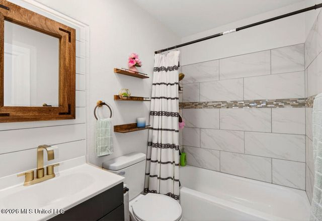 215 Maple Drive, Ocean Springs, MS 39564