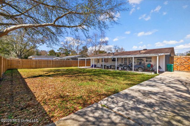 215 Maple Drive, Ocean Springs, MS 39564