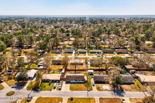 215 Maple Drive, Ocean Springs, MS 39564