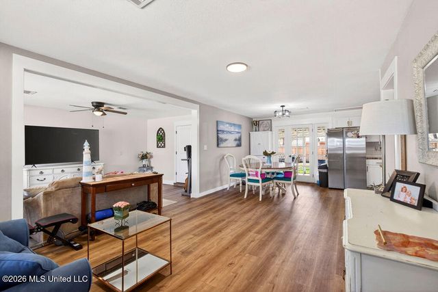 215 Maple Drive, Ocean Springs, MS 39564