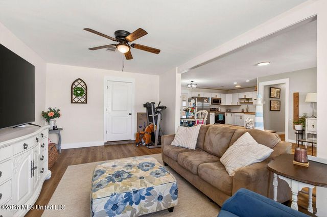 215 Maple Drive, Ocean Springs, MS 39564