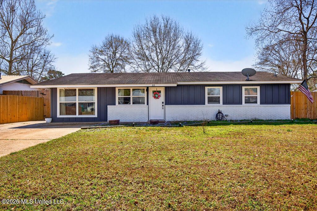 215 Maple Drive, Ocean Springs, MS 39564