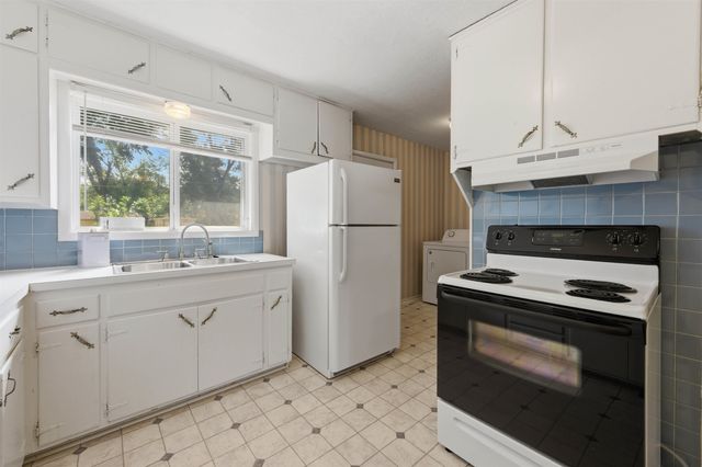 1448 N Prairie Ln, Derby, KS 67037