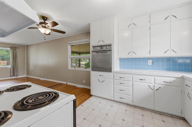 1448 N Prairie Ln, Derby, KS 67037