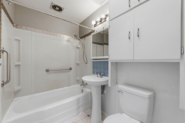 1448 N Prairie Ln, Derby, KS 67037