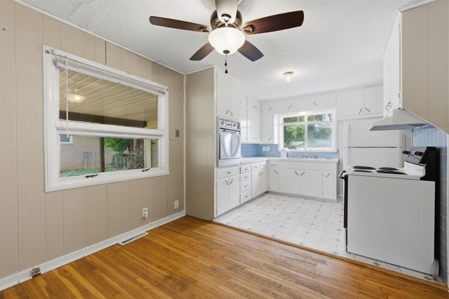 1448 N Prairie Ln, Derby, KS 67037