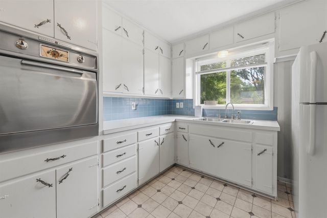 1448 N Prairie Ln, Derby, KS 67037