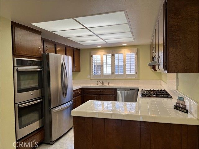 21801 Burbank 83, Woodland Hills (los Angeles), CA 91367