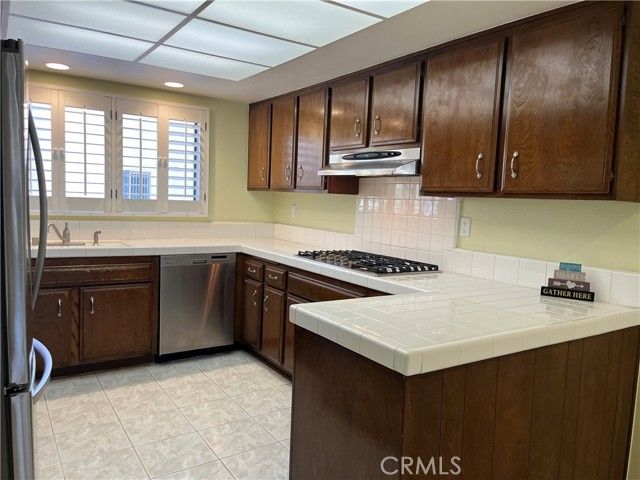 21801 Burbank 83, Woodland Hills (los Angeles), CA 91367