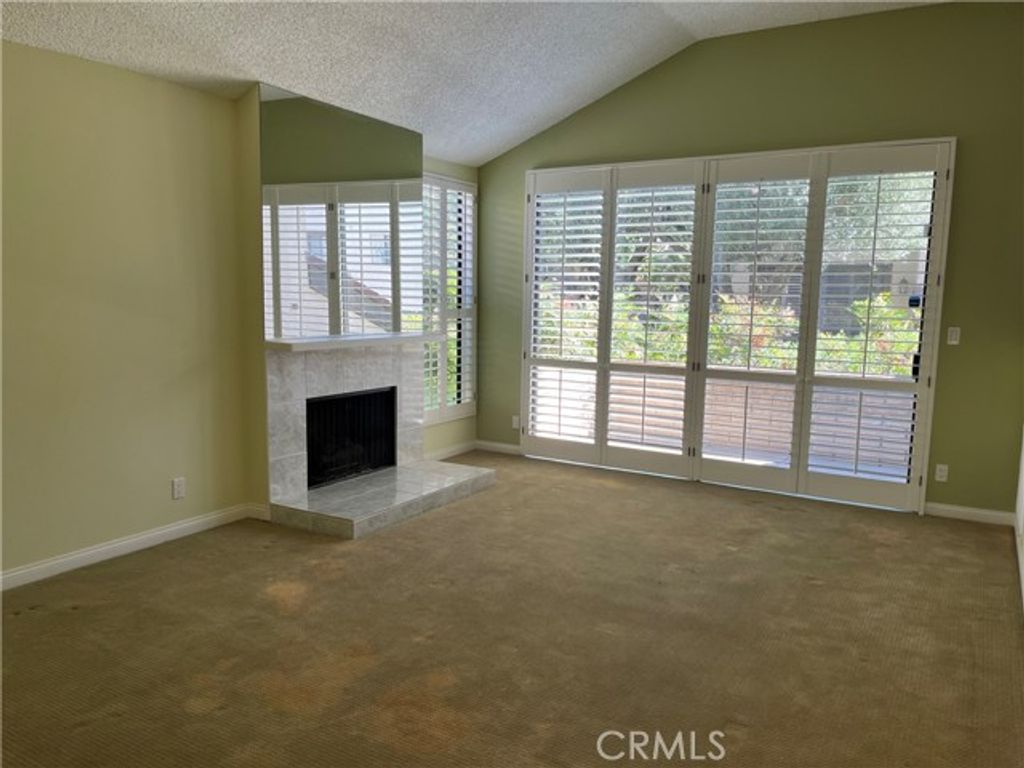 21801 Burbank 83, Woodland Hills (los Angeles), CA 91367