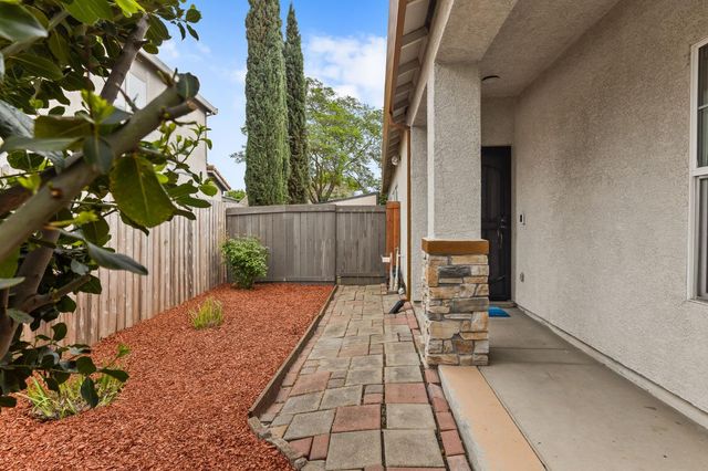 320 Arnold Gamble Cir, Sacramento, CA 95835