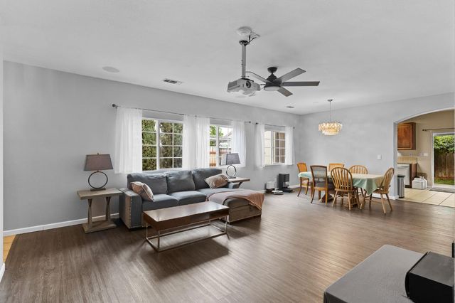 320 Arnold Gamble Cir, Sacramento, CA 95835