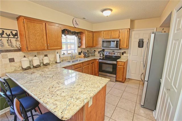 816 Eagle Point Drive, Kernersville, NC 27284