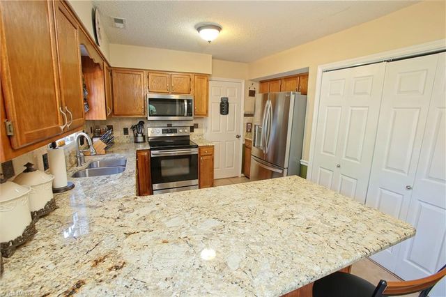 816 Eagle Point Drive, Kernersville, NC 27284