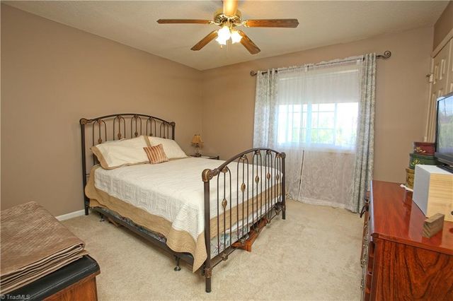 816 Eagle Point Drive, Kernersville, NC 27284