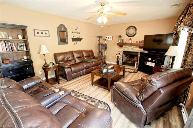 816 Eagle Point Drive, Kernersville, NC 27284