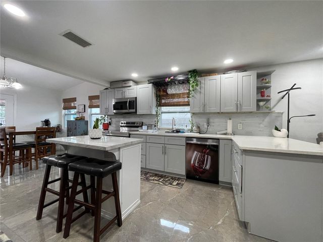 8002 48TH AVENUE N, St Petersburg, FL 33709