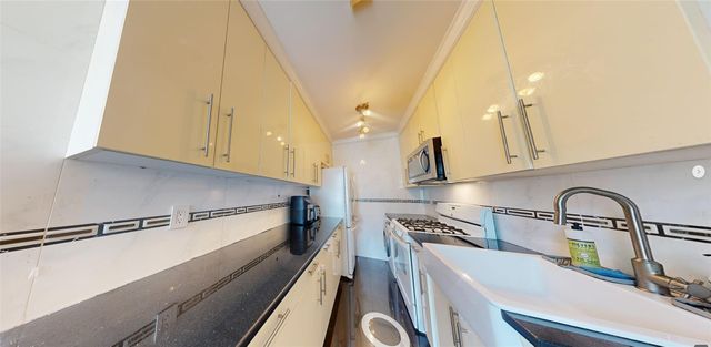 9410 64 Road B6, Rego Park, NY 11374