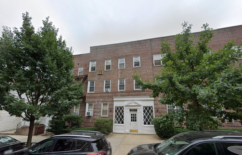 9410 64 Road B6, Rego Park, NY 11374