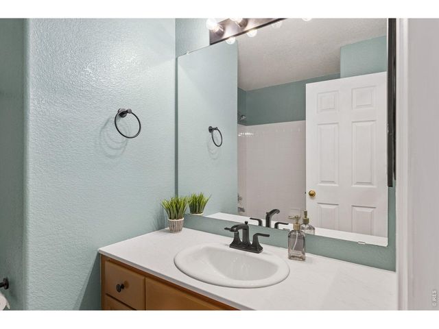 9712 Queenscliffe Dr, Highlands Ranch, CO 80130
