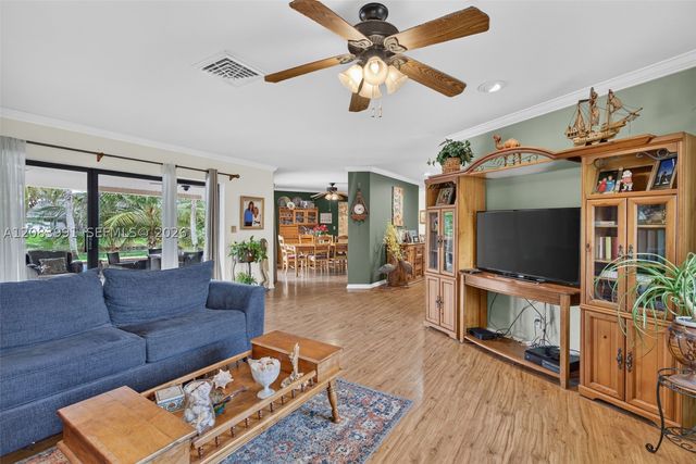 9880 SW 1st St, Plantation, FL 33324