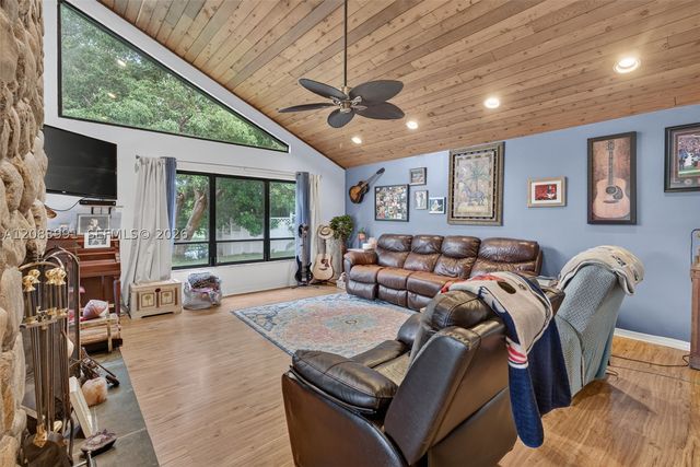 9880 SW 1st St, Plantation, FL 33324