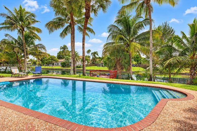 9880 SW 1st St, Plantation, FL 33324