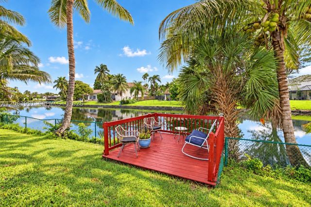 9880 SW 1st St, Plantation, FL 33324