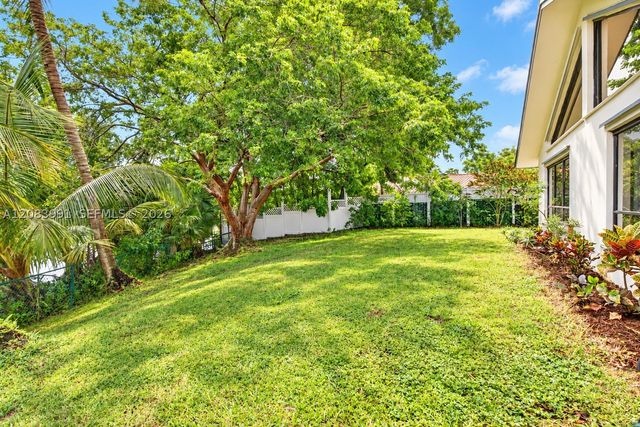 9880 SW 1st St, Plantation, FL 33324