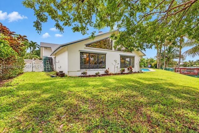 9880 SW 1st St, Plantation, FL 33324