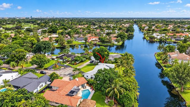 9880 SW 1st St, Plantation, FL 33324