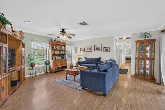 9880 SW 1st St, Plantation, FL 33324