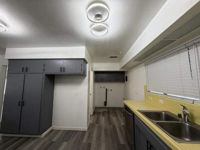 2201 Edgewater Rd, Sacramento, CA 95815