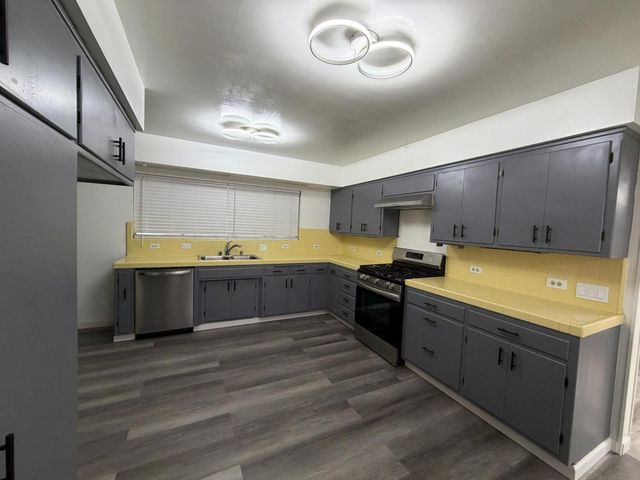 2201 Edgewater Rd, Sacramento, CA 95815
