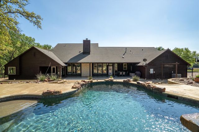 2431 Dr Sanders Road, Aubrey, TX 76227