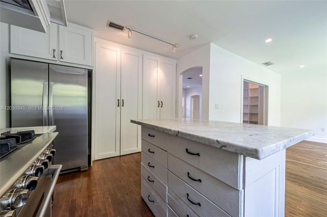 8942 Carlyle Ave, Surfside, FL 33154