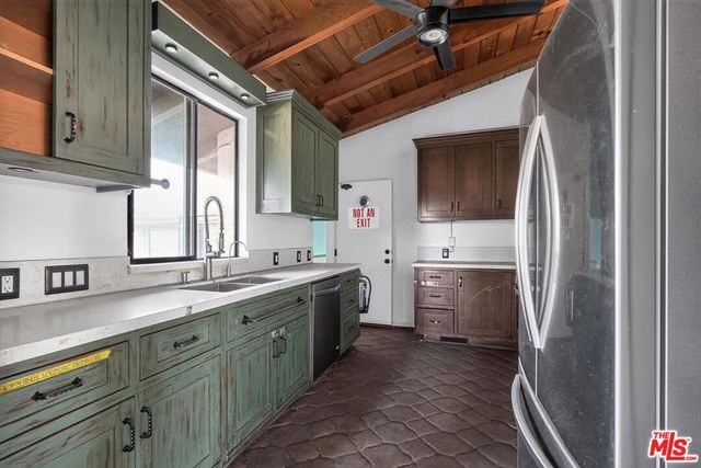 8207 Mulholland Drive, Los Angeles, CA 90046