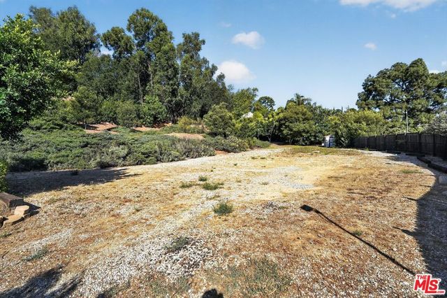 8207 Mulholland Drive, Los Angeles, CA 90046