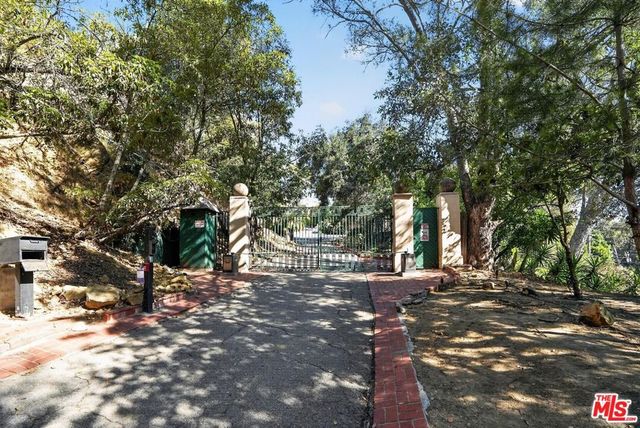 8207 Mulholland Drive, Los Angeles, CA 90046
