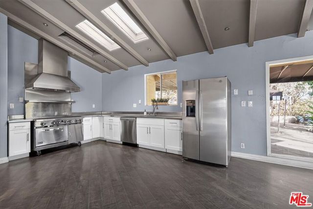 8207 Mulholland Drive, Los Angeles, CA 90046