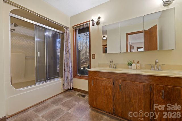 40 Country Bear Lane, Flat Rock, NC 28731