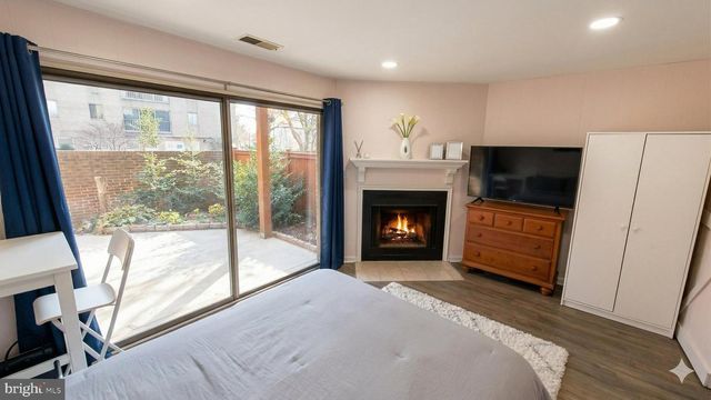 971 S TAYLOR ST, Arlington, VA 22204