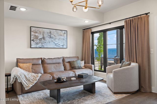 104 Howard Ln, Jeffersonville, IN 47130