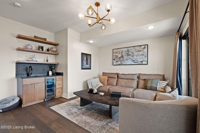 104 Howard Ln, Jeffersonville, IN 47130