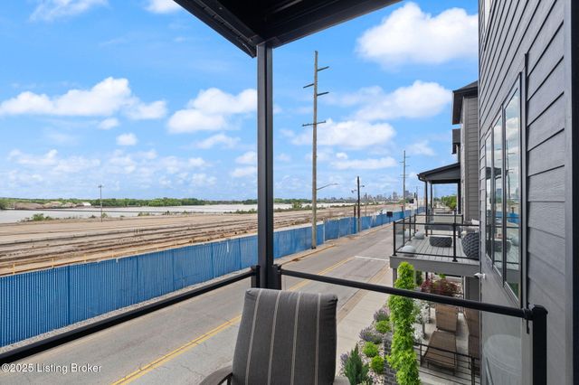 104 Howard Ln, Jeffersonville, IN 47130