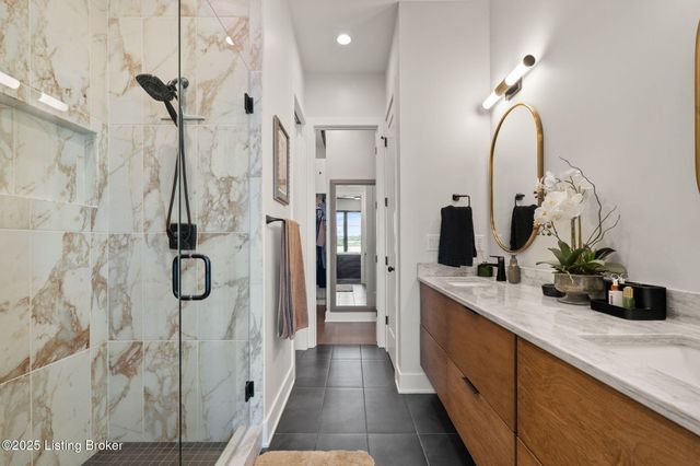 104 Howard Ln, Jeffersonville, IN 47130